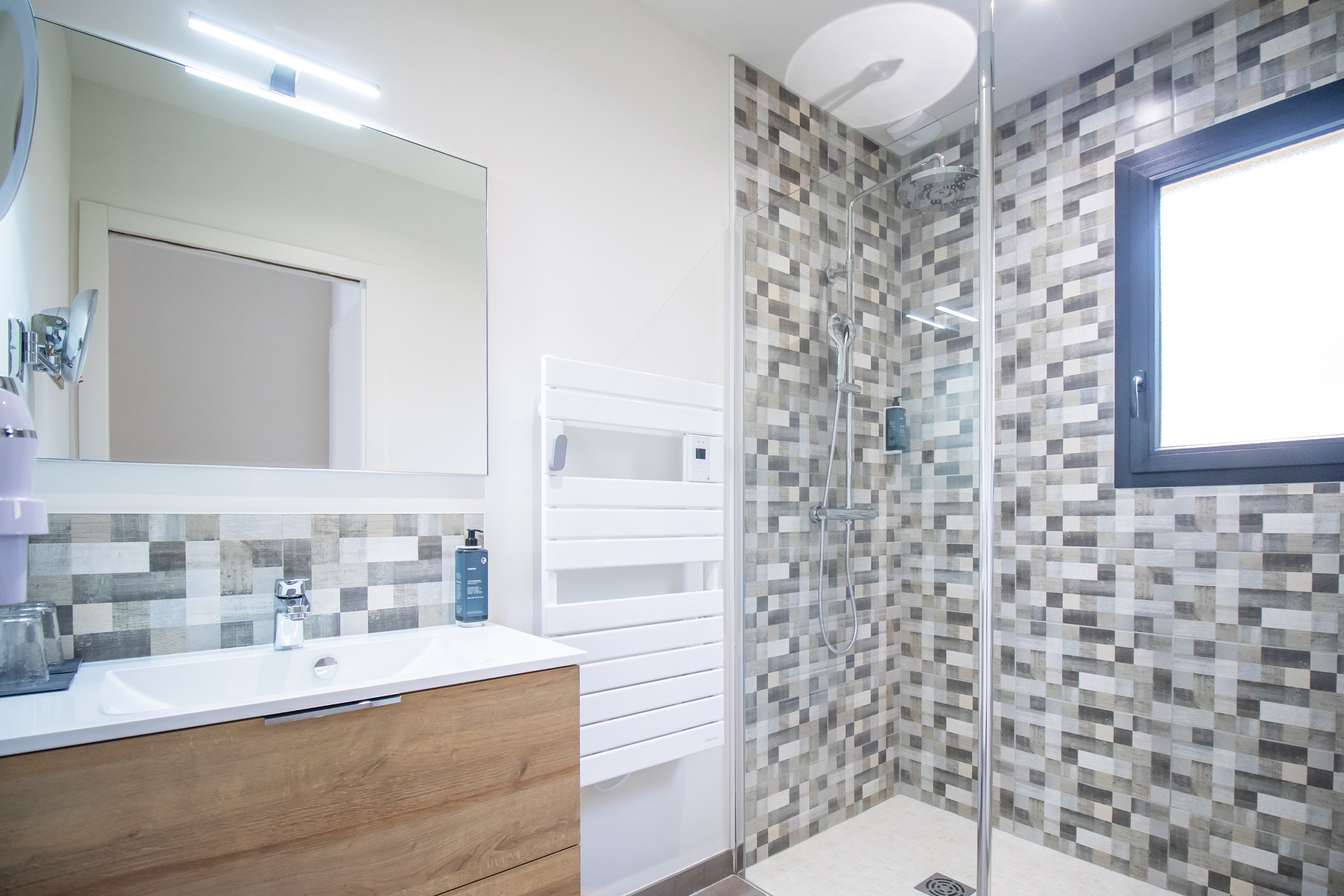 Salle de bain Salle de bain moderne et confortable dans une chambre du Mas de Castel, Sarlat