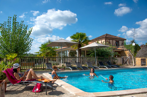 Famille à la piscine du mas de castel