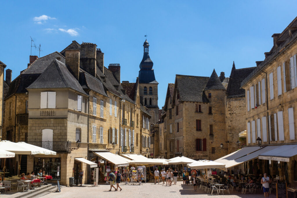 Vue panoramique de Sarlat-la-Canéda, ville médiévale du Périgord, avec ses maisons en pierre et ruelles pittoresques.