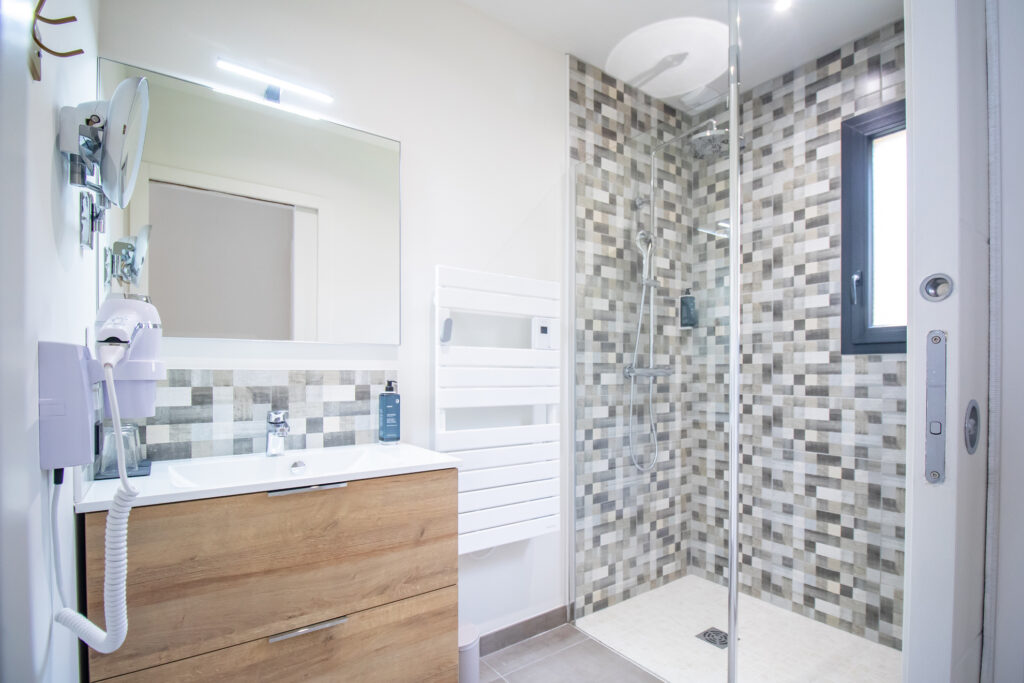 Une salle de bain épurée au Mas de Castel à Sarlat